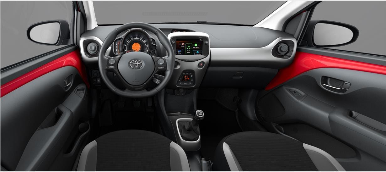 Toyota-Aygo-rossa-cruscotto