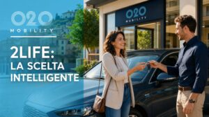 Cliente riceve le chiavi di un'auto 2Life davanti a una sede o2o Mobility
